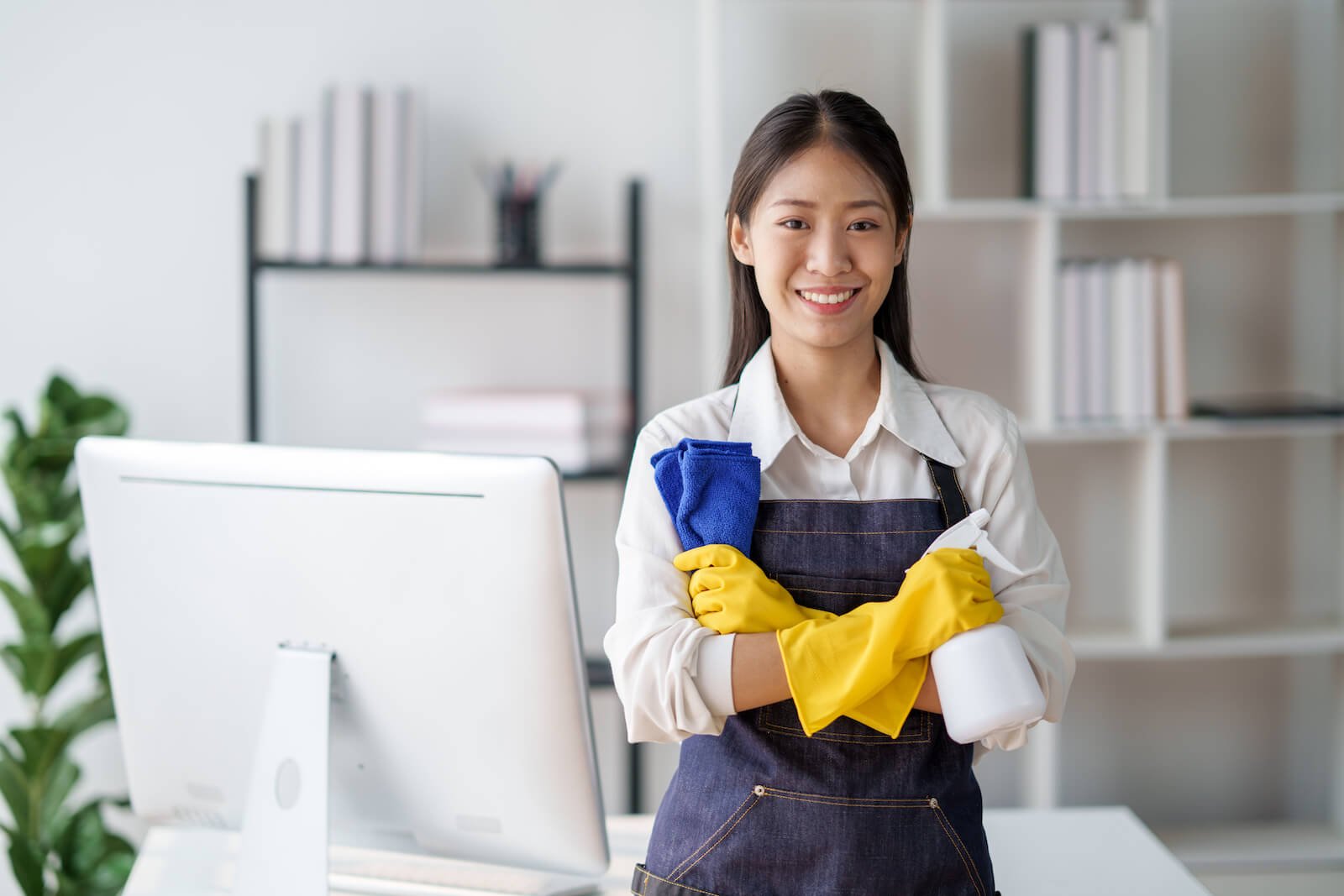 House cleaner with spray bottle